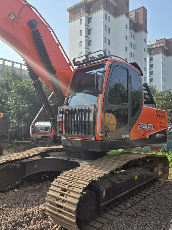Used Doosan DX225 Excavator — detail photo 1