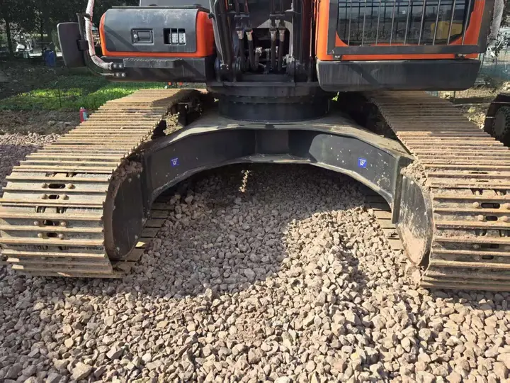 Used Doosan DX225 Excavator — detail photo 2
