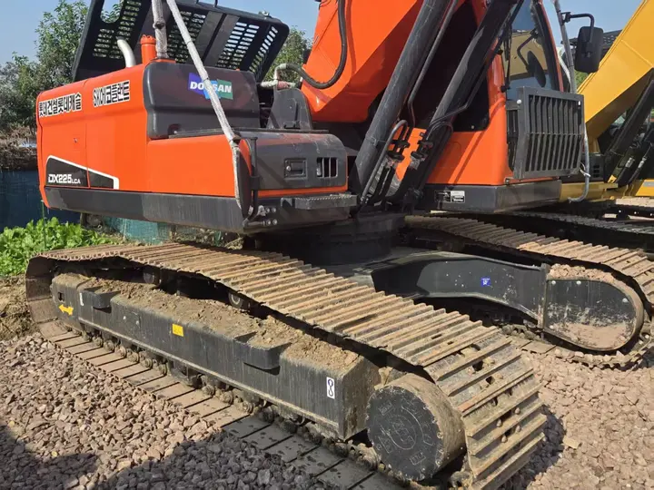 Used Doosan DX225 Excavator — detail photo 3