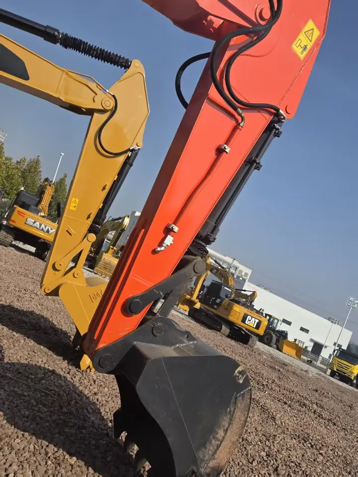 Used Doosan DX225 Excavator — detail photo 4