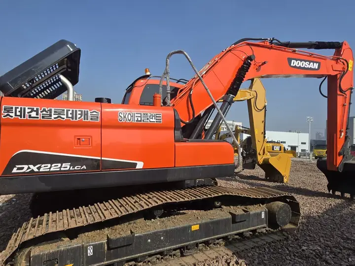 Used Doosan DX225 Excavator — detail photo 5