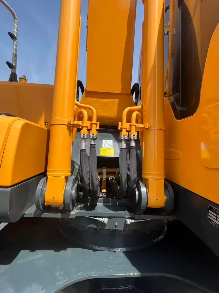 Used Hyundai 220 Excavator — detail photo 5