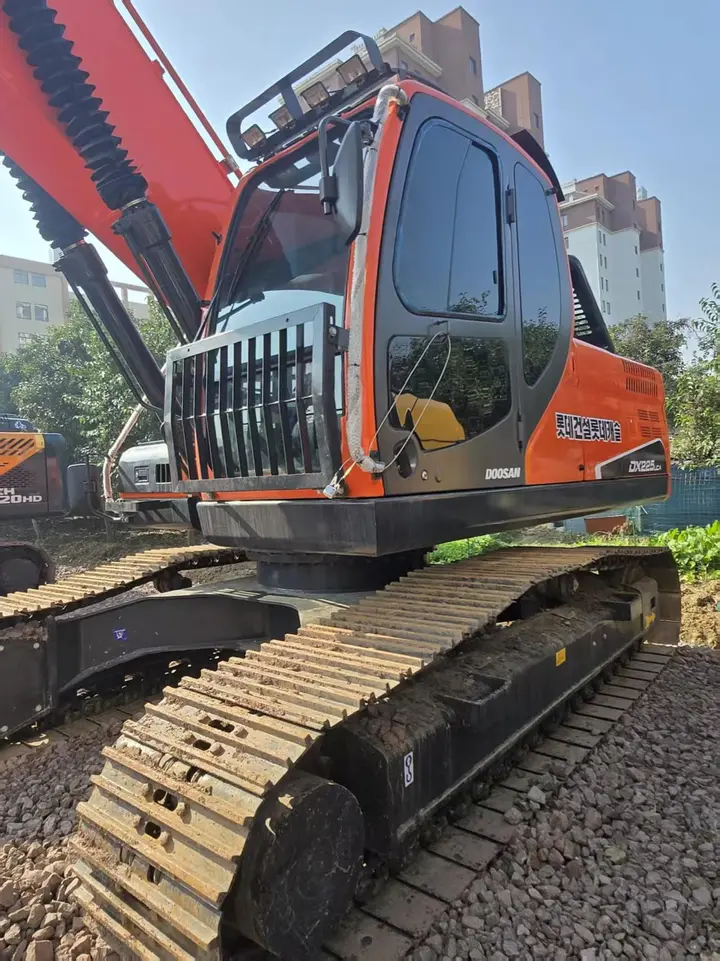 Used Doosan DX225 Excavator — detail photo 6